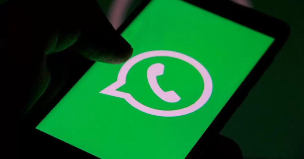 Pantalla de celular con WhatsApp